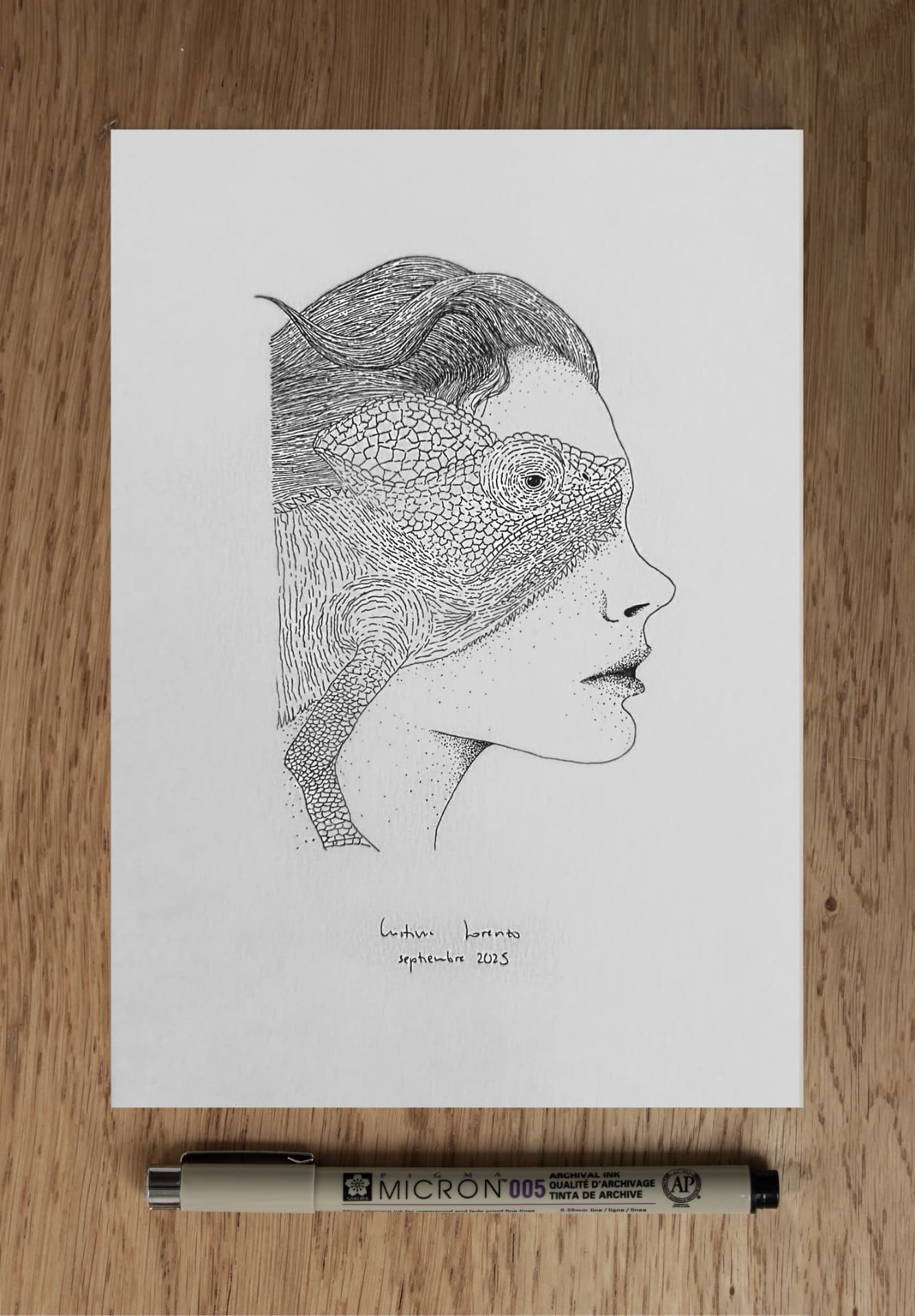 Dibujo original en tinta de un rostro femenino fusionado con un camaleón.