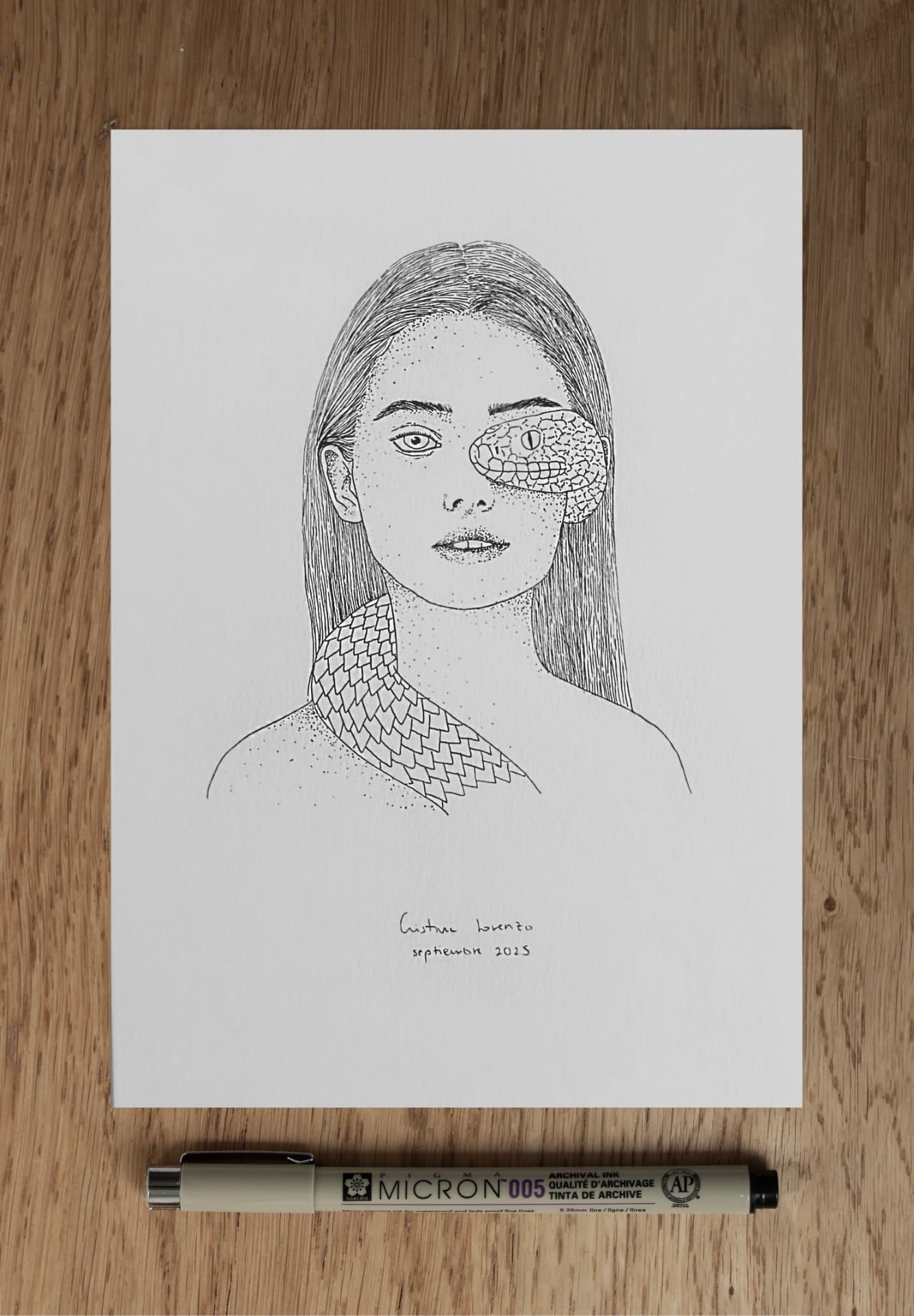 Dibujo original en tinta de un rostro femenino fusionado con una serpiente.