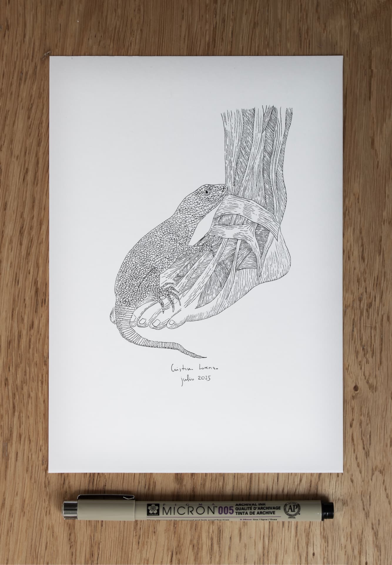 Dibujo original en tinta de un pie anatómico integrado con un reptil.