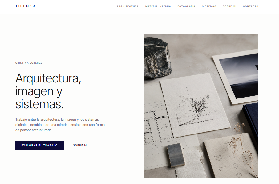 Captura de la Home de la web de Tirenzo con el hero “Arquitectura, imagen y sistemas”.