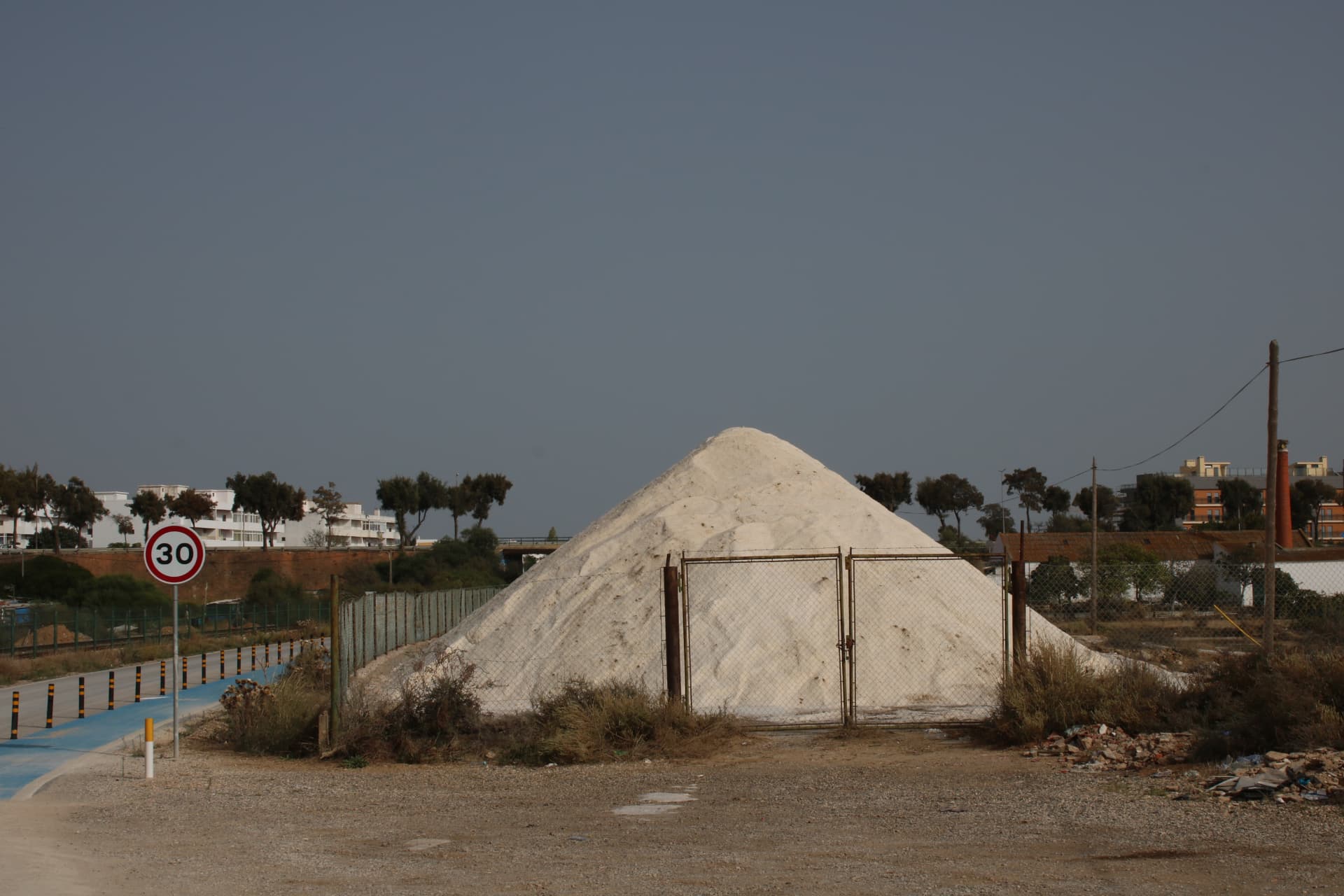 Gran acumulación de sal blanca en las Salinas do Grelha de Olhão.